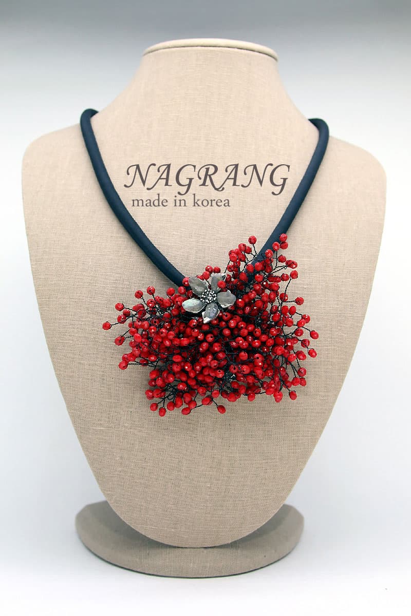 String crystal beads brooch with polyester necklace